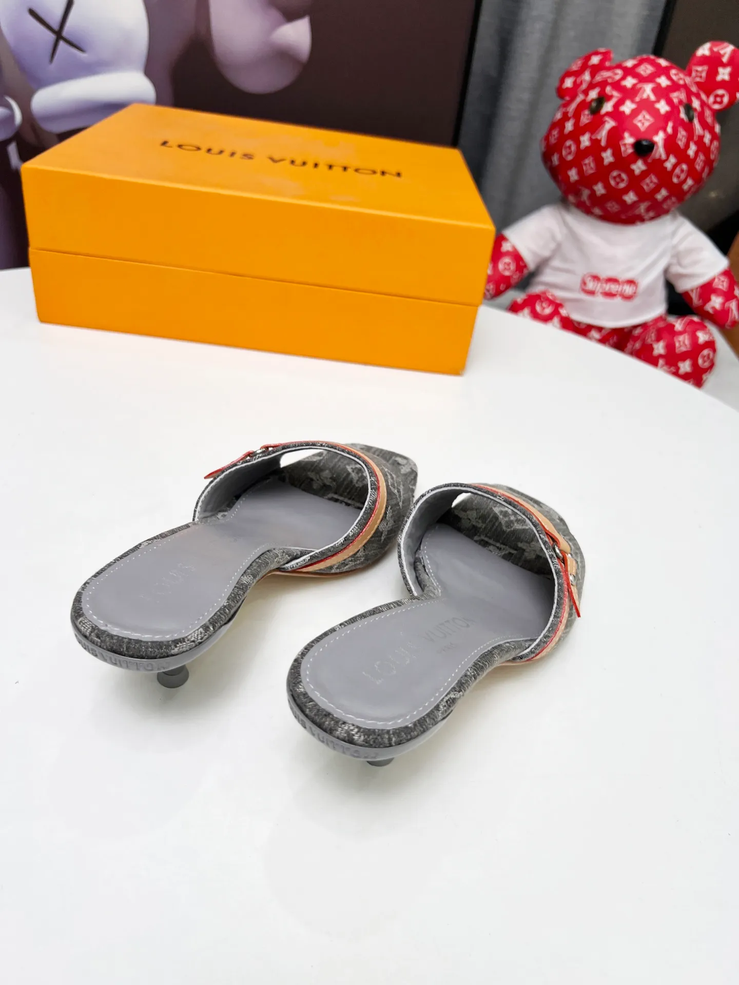 👟👟Ex-factory price 440👟👟 LV new denim kitten heel slippers 2025 summer must-have for goddesses, original replica, super comfortable on the feet. Show off the queen's temperament, the heel height is 5.5CM, which shows your temperament without being tiring. Standard code: 35-42 (41 and 42 codes are customized, non-returnable and non-exchangeable)